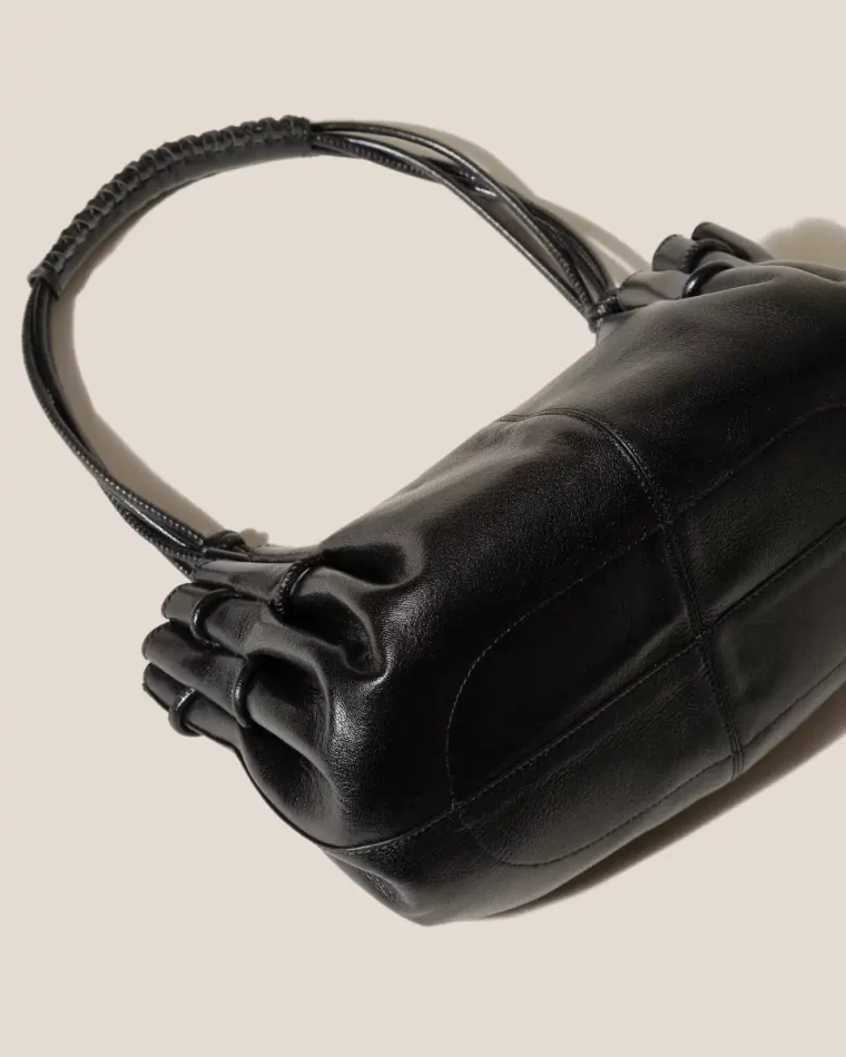 Arta - Pleated Shoulder Bag Shoulder Bags Women Hereu Black - Image 4